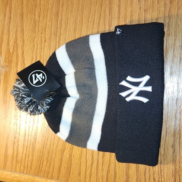NY YANKEES WINTER HAT - Picture 1 of 6